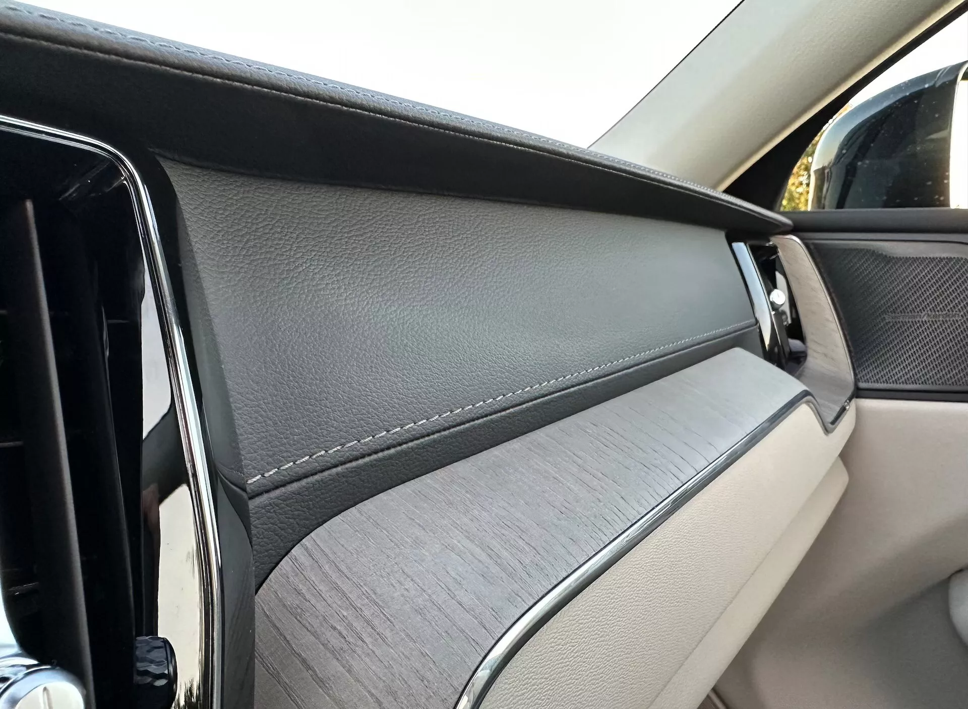Vue rapprochée du panneau de porte intérieure du Volvo XC60 2021 Recharge Plug-In Hybrid, soulignant les matériaux luxueux et les éléments de conception du point de vue d'un passager.
