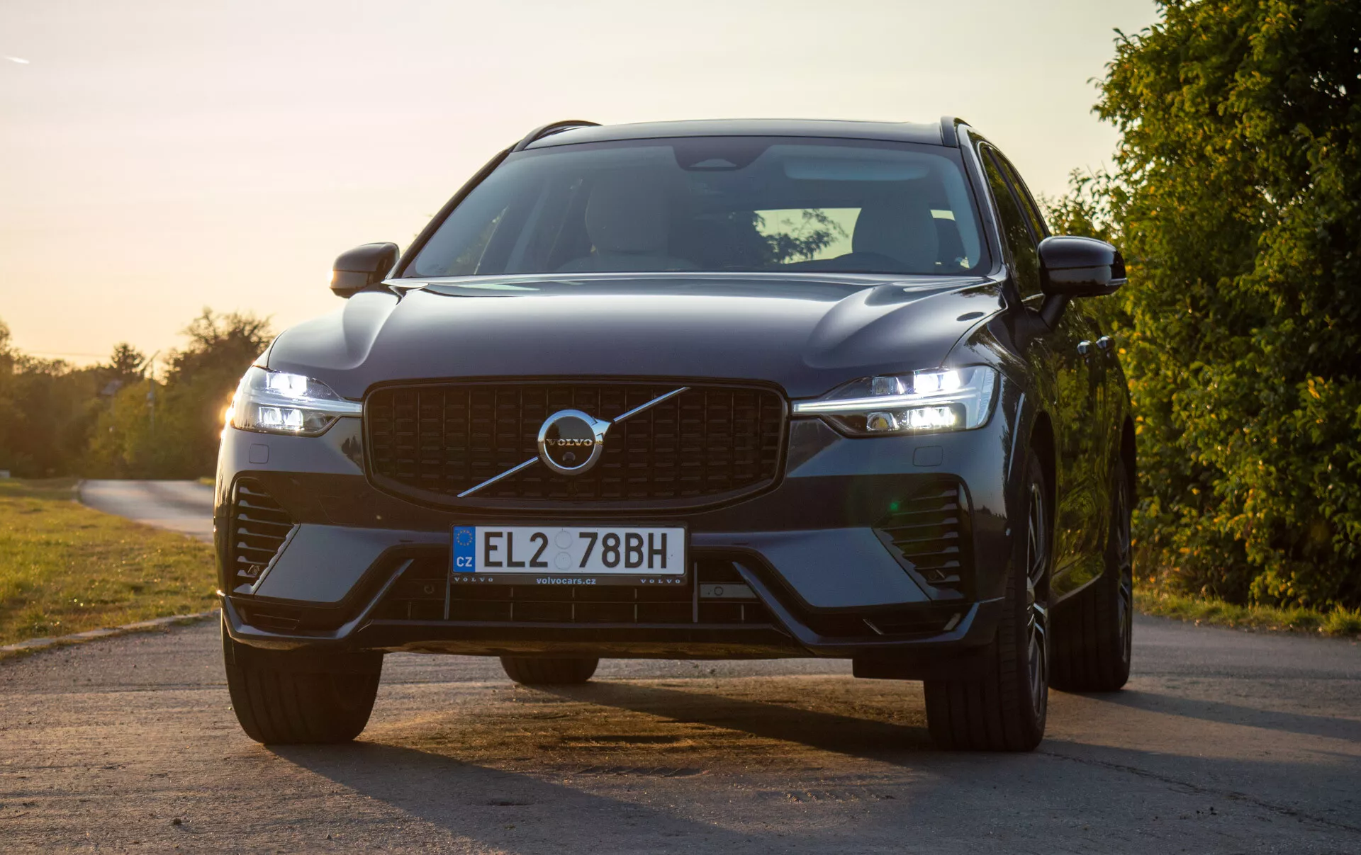 SUV hybride rechargeable Volvo XC60 2021, vue de face en angle mettant en évidence la calandre, les phares LED avec design Marteau de Thor et les capteurs de sécurité avancés