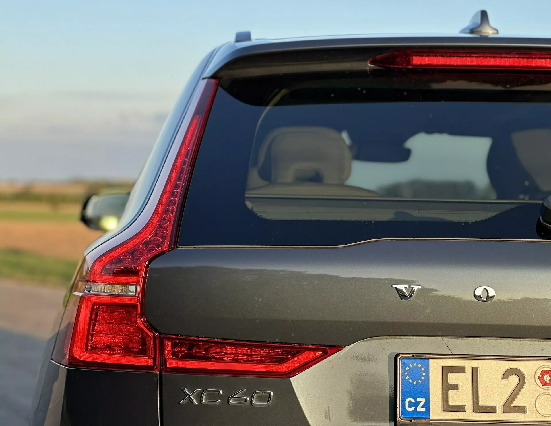 Volvo XC60 Recharge hybride rechargeable 2021 présentant son élégant feu arrière LED, badges AWD et caractéristiques extérieures distinctives sous la lumière naturelle du jour