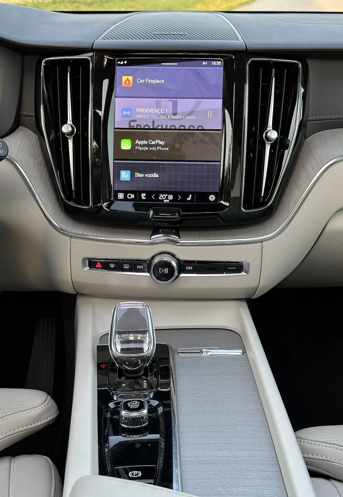 Intérieur du Volvo XC60 Recharge Plug-in Hybrid 2021 avec un focus sur la console centrale de luxe et le tableau de bord doté d'un système d'infodivertissement moderne et de matériaux de haute qualité vu depuis le siège arrière