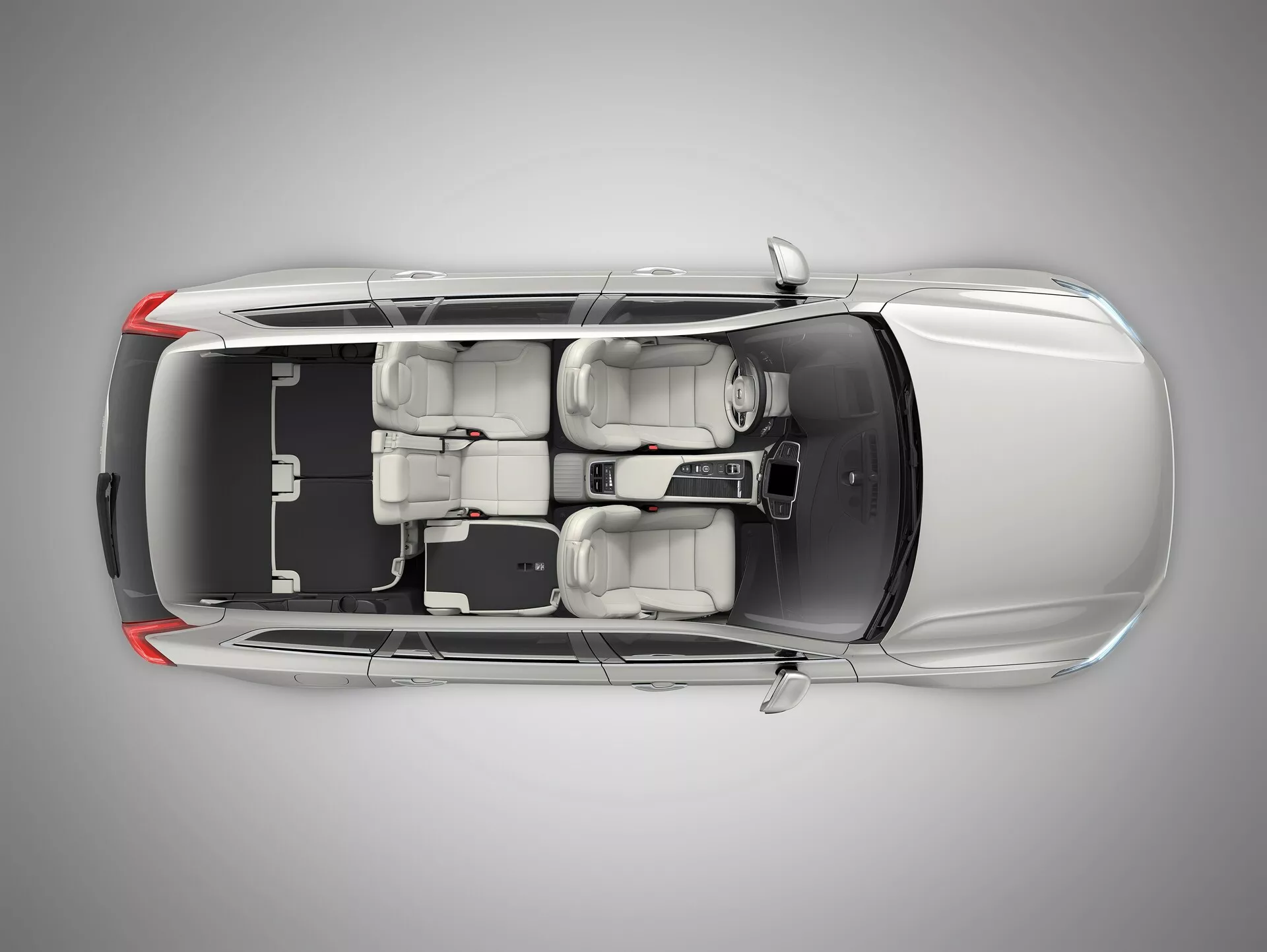 Vue de dessus d'une Volvo XC90 2015 (2e génération), montrant son toit, son capot, son coffre et ses fenêtres. Les caractéristiques incluent un toit ouvrant central, des fenêtres délimitées et une ligne de toit élégante suggérant une efficacité aérodynamique. La silhouette du véhicule révèle une berline à quatre portes avec des sièges sur deux rangées, accueillant jusqu'à cinq passagers.