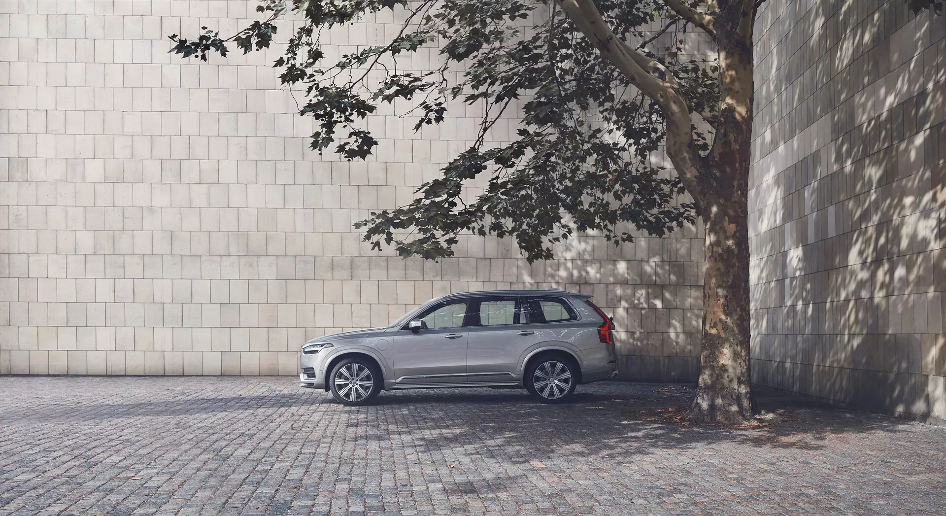 Volvo XC90 2015, deuxième génération, SUV élégant et moderne avec un design distinctif, une calandre avant remarquable, des phares LED élégants et un intérieur luxueux.