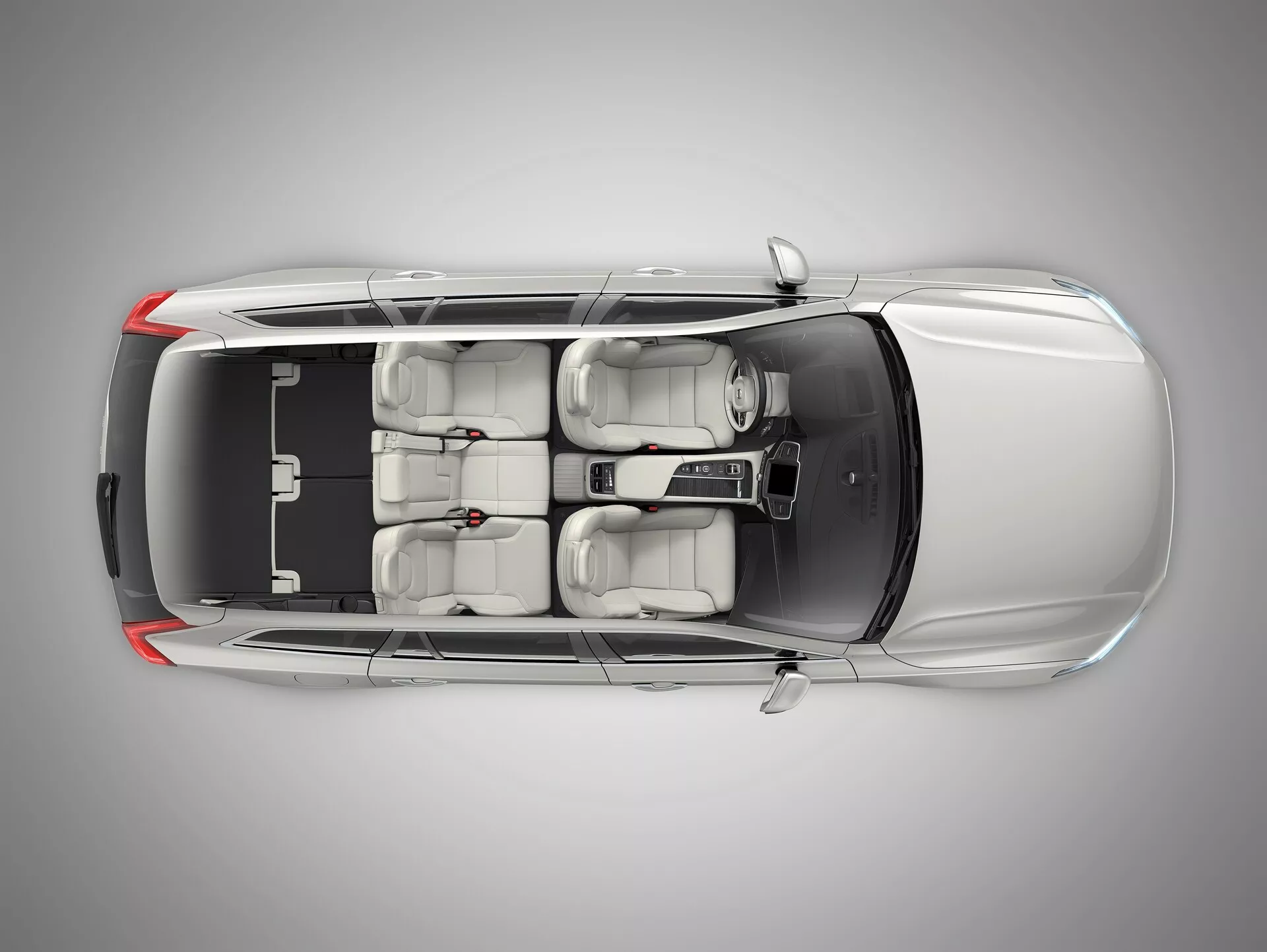 Vue aérienne de la Volvo XC90 2015 métallique montrant un toit noir contrastant, un design aérodynamique, un toit ouvrant, deux rangées de sièges avec sièges avant réglables avancés, une console centrale de contrôle et des fenêtres teintées, centré dans un studio professionnel.