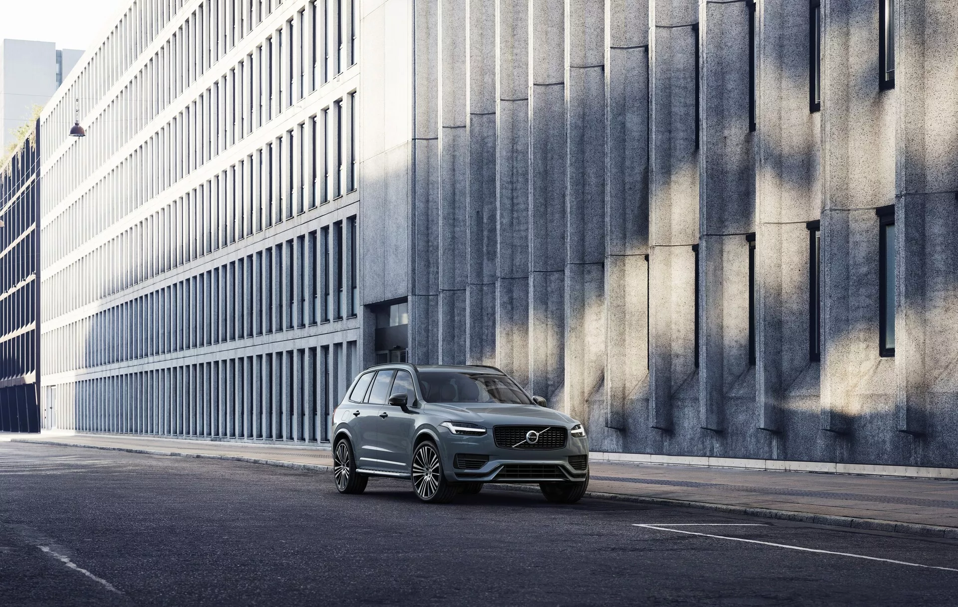 Volvo XC90 2015 (2e génération), SUV de luxe de taille moyenne, présentant un design scandinave élégant avec une calandre avant audacieuse, des phares LED élégants, des accents chromés sophistiqués, un intérieur spacieux en cuir, une technologie de sécurité avancée et un système d'infodivertissement de pointe.