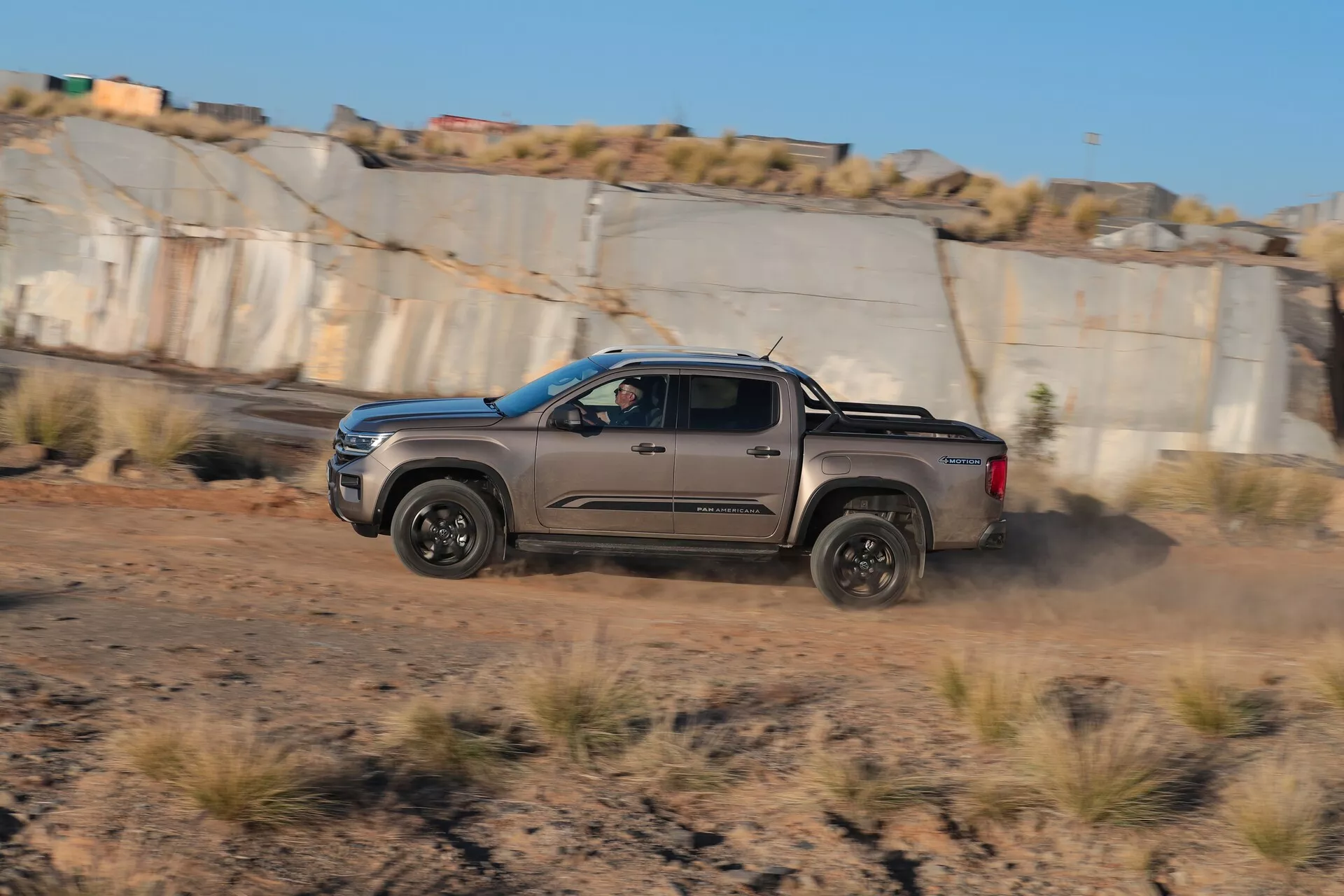 Camionnette VW Nutzfahrzeuge Amarok 2023 (2e génération), présentant un design robuste, des capacités tout-terrain améliorées et des fonctionnalités technologiques avancées dans un extérieur sophistiqué.