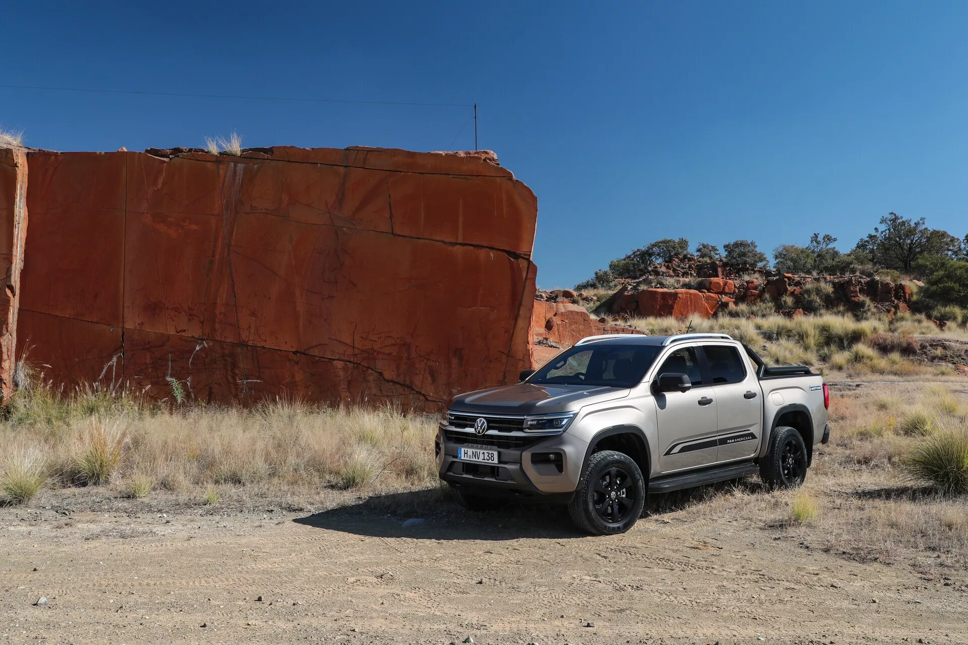 Deuxième génération du Volkswagen Nutzfahrzeuge Amarok 2023, mettant en avant son design robuste, sa couleur blanche immaculée et sa performance puissante sur les terrains difficiles.
