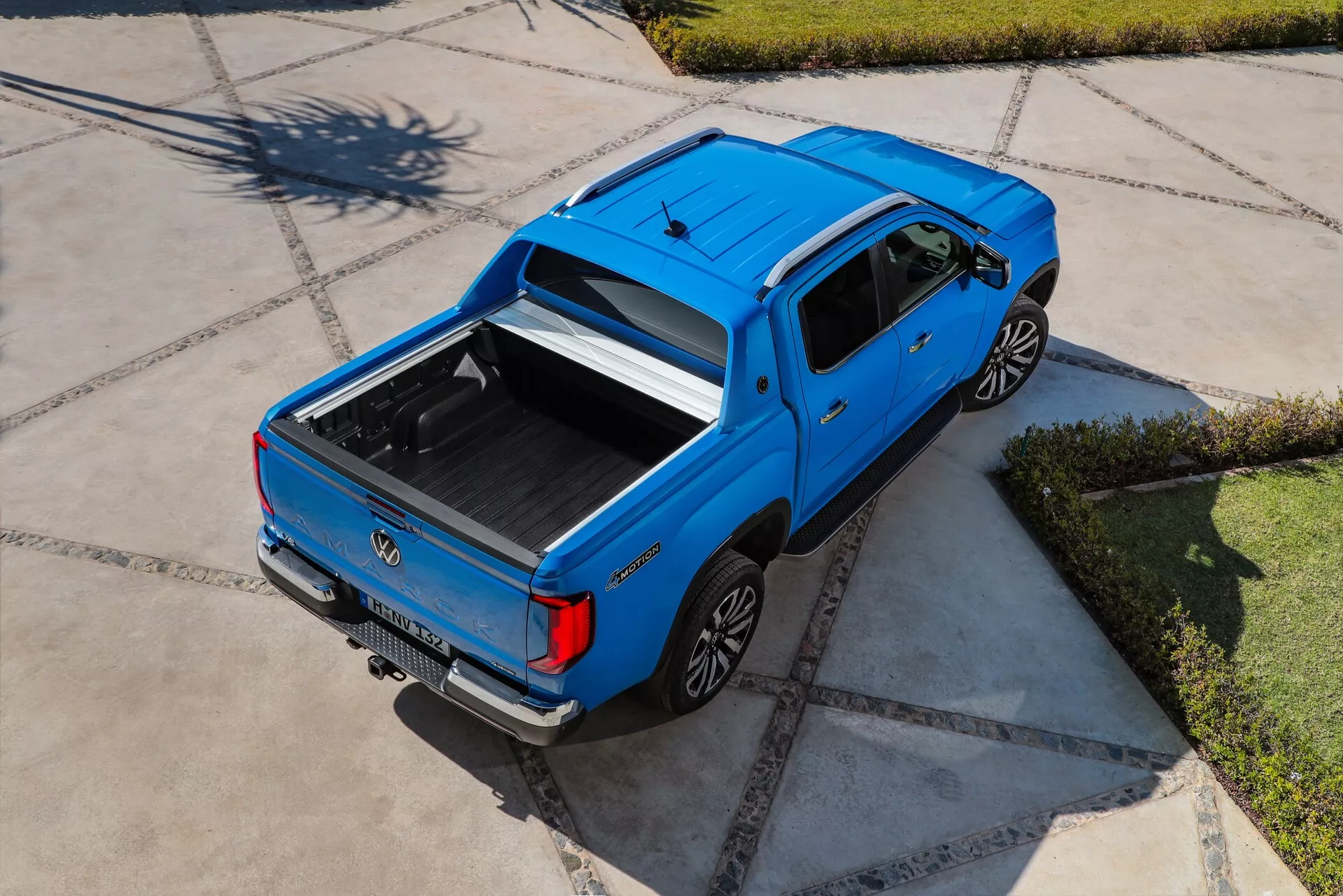 Volkswagen Amarok 2e Génération 2023 - Design élégant de camionnette avec phares modernes, calandre avant robuste et capacités avancées tout-terrain.