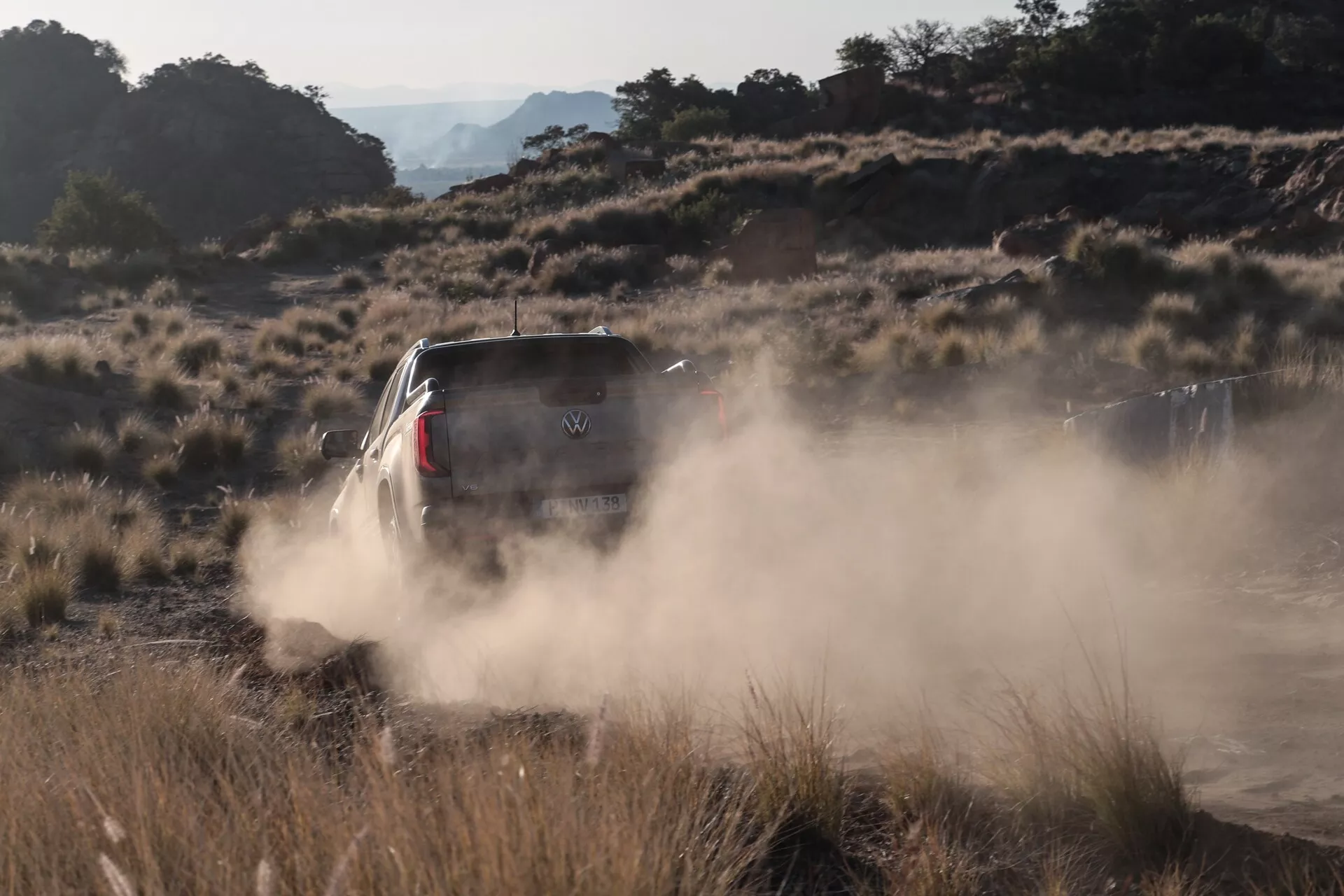 Volkswagen Amarok 2023 de deuxième génération affichant son design extérieur robuste, ses phares LED avancés et ses fonctionnalités de sécurité de pointe.