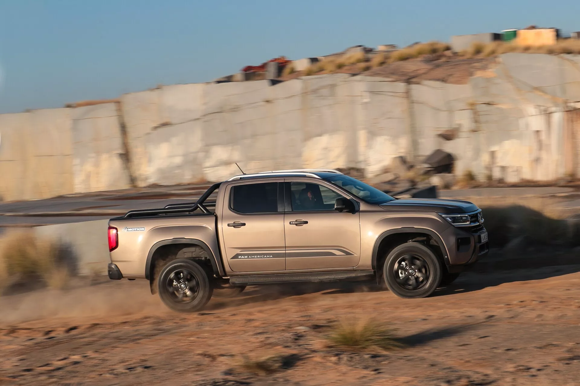 VW Nutzfahrzeuge Amarok 2023 deuxième génération – pick-up noir élégant doté de capacités tout-terrain robustes, phares LED modernes, design aérodynamique et systèmes avancés d’assistance à la conduite.