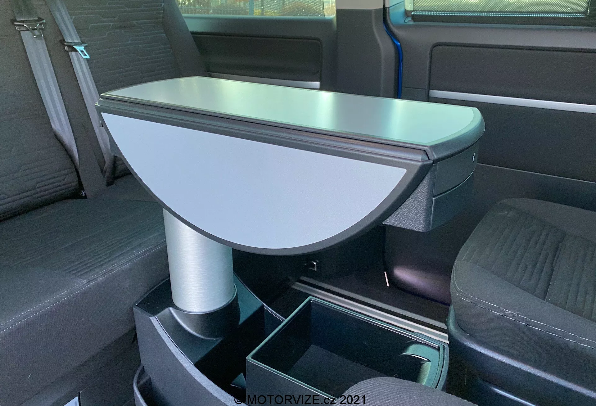 Vue avant du VW Nutzfahrzeuge Transporter 2019 T6.1 Multivan mettant en avant des lignes modernes, des accents chromés et le badge emblématique de VW