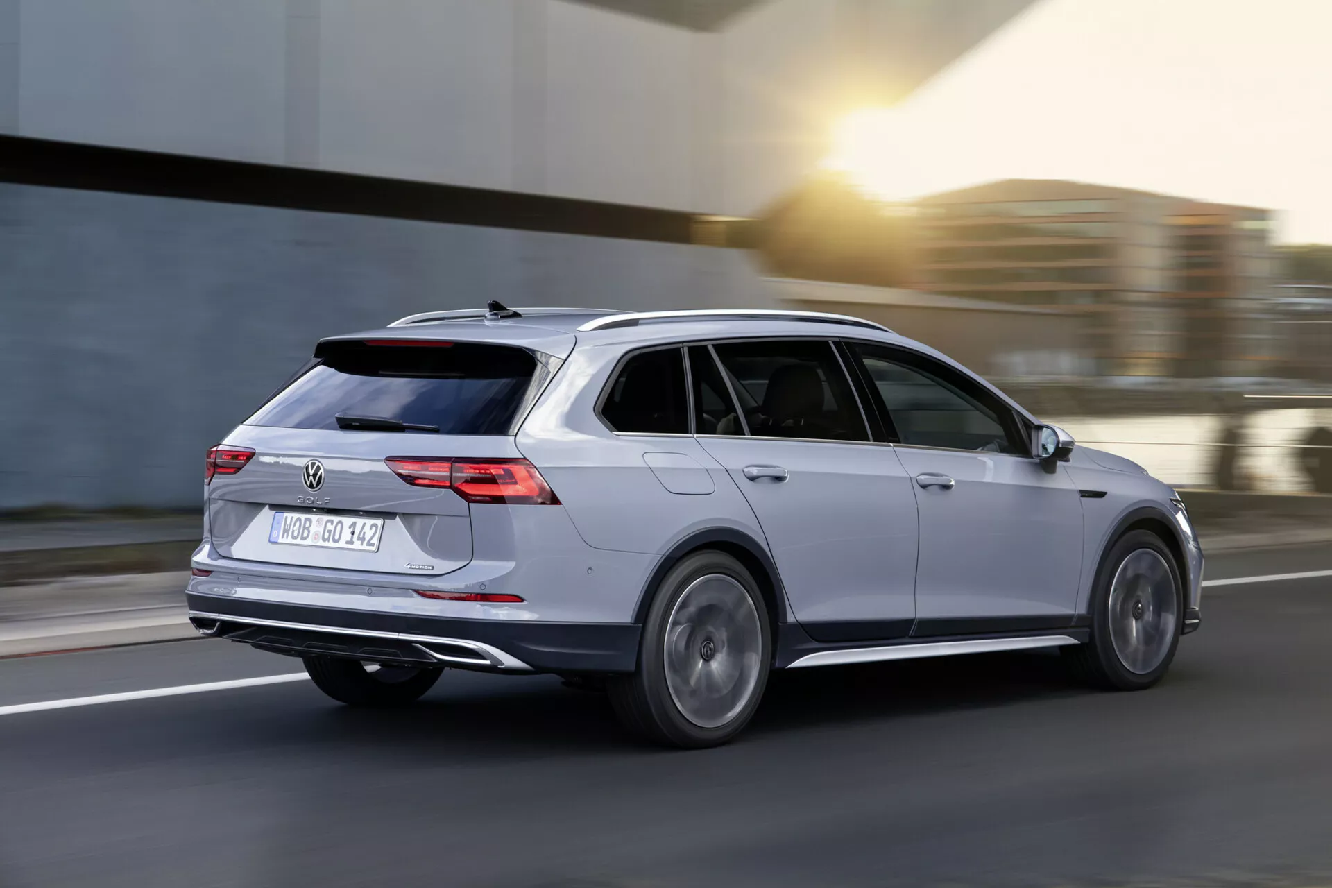 Break Volkswagen Golf Alltrack 2017 en mouvement, capturé dans une vue dynamique trois quarts arrière montrant la carrosserie argentée, feux arrière LED, jantes en alliage et conception aérodynamique sur un fond de route floue.