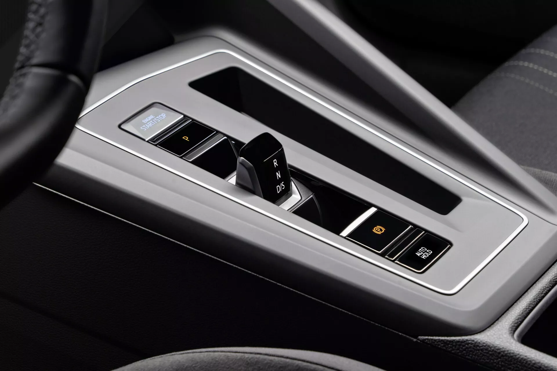 Vue rapprochée de la console centrale du VW Golf Alltrack 2017 présentant le sélecteur de vitesse électronique en transmission automatique avec disposition P R N D, bouton de démarrage/arrêt sans clé et détails intérieurs de luxe