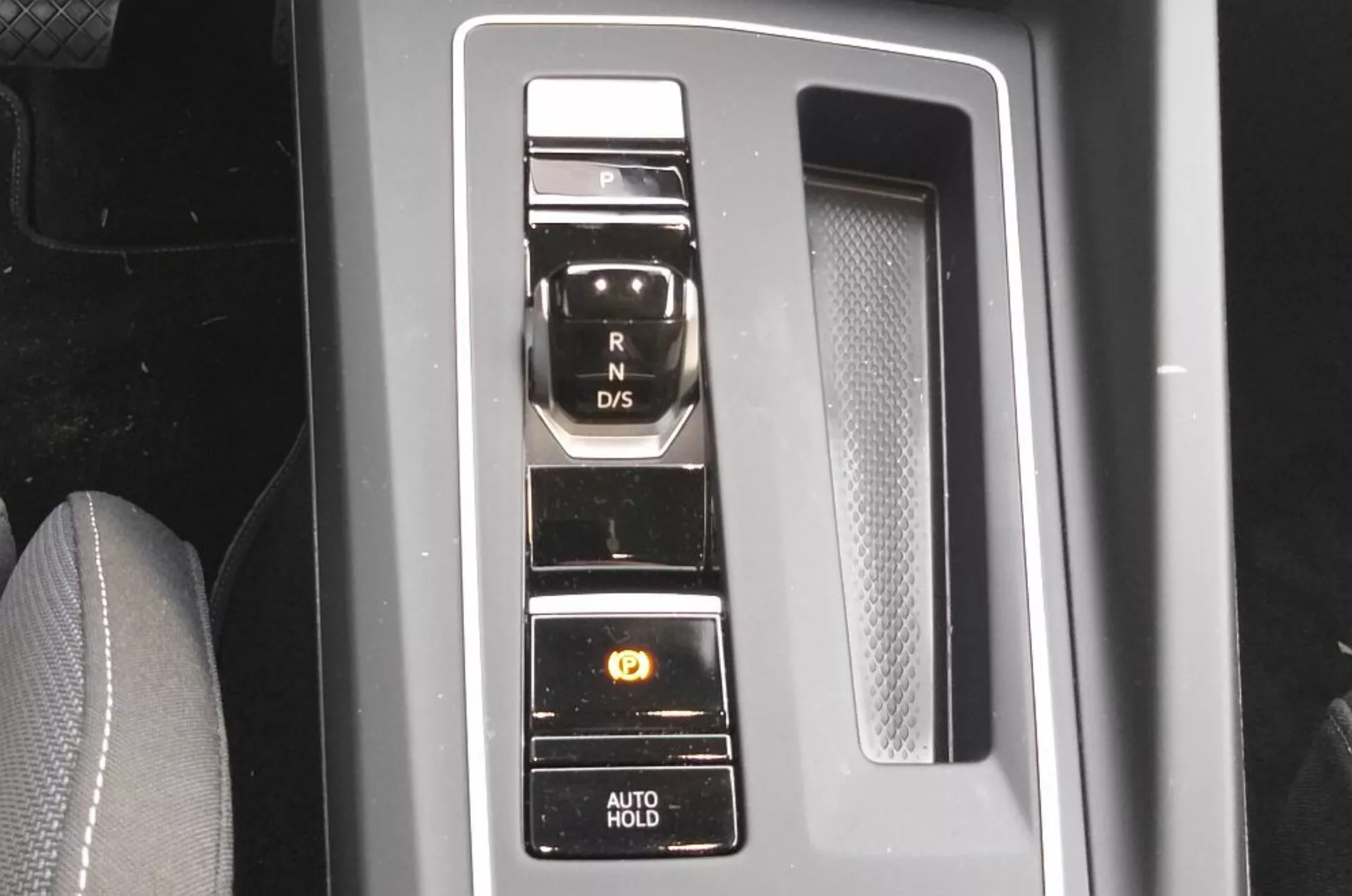 Vue rapprochée du sélecteur de vitesse électronique du VW Golf GTD 2017 avec une disposition verticale des boutons sur un panneau noir piano avec des accents chromés, présentant la technologie moderne du système de transmission et des fonctionnalités de commodité telles que le frein de parking et la fonction AUTO HOLD