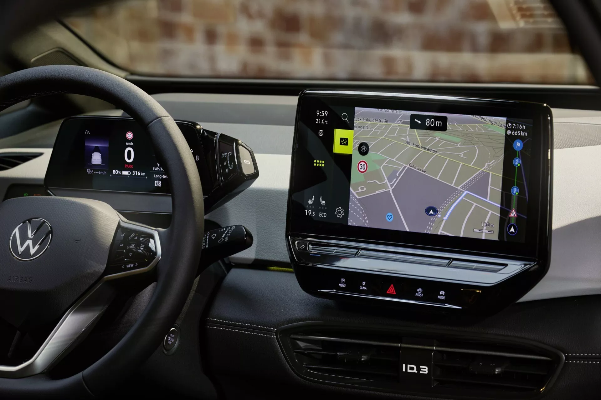 Intérieur moderne du VW ID.3 2023 1ère génération après restylage avec un tableau de bord numérique et un système d'infodivertissement tactile mettant en avant la navigation, vu du côté passager