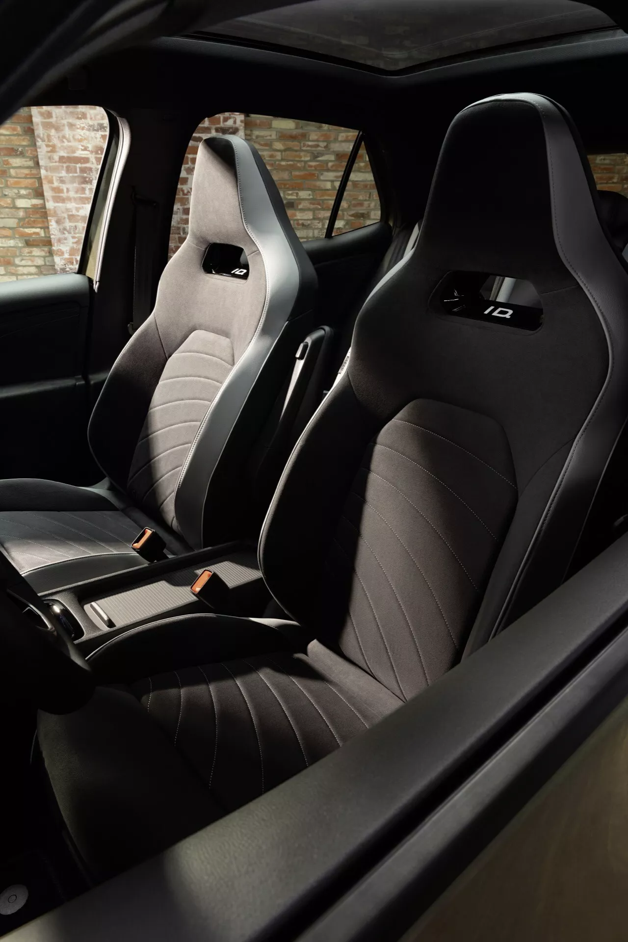 Intérieur du VW ID.3 facelift 2023 mettant en avant des sièges avant sportifs baquet en matériau premium matelassé et un schéma de couleurs noir élégant, soulignant la conception ergonomique et le luxe.