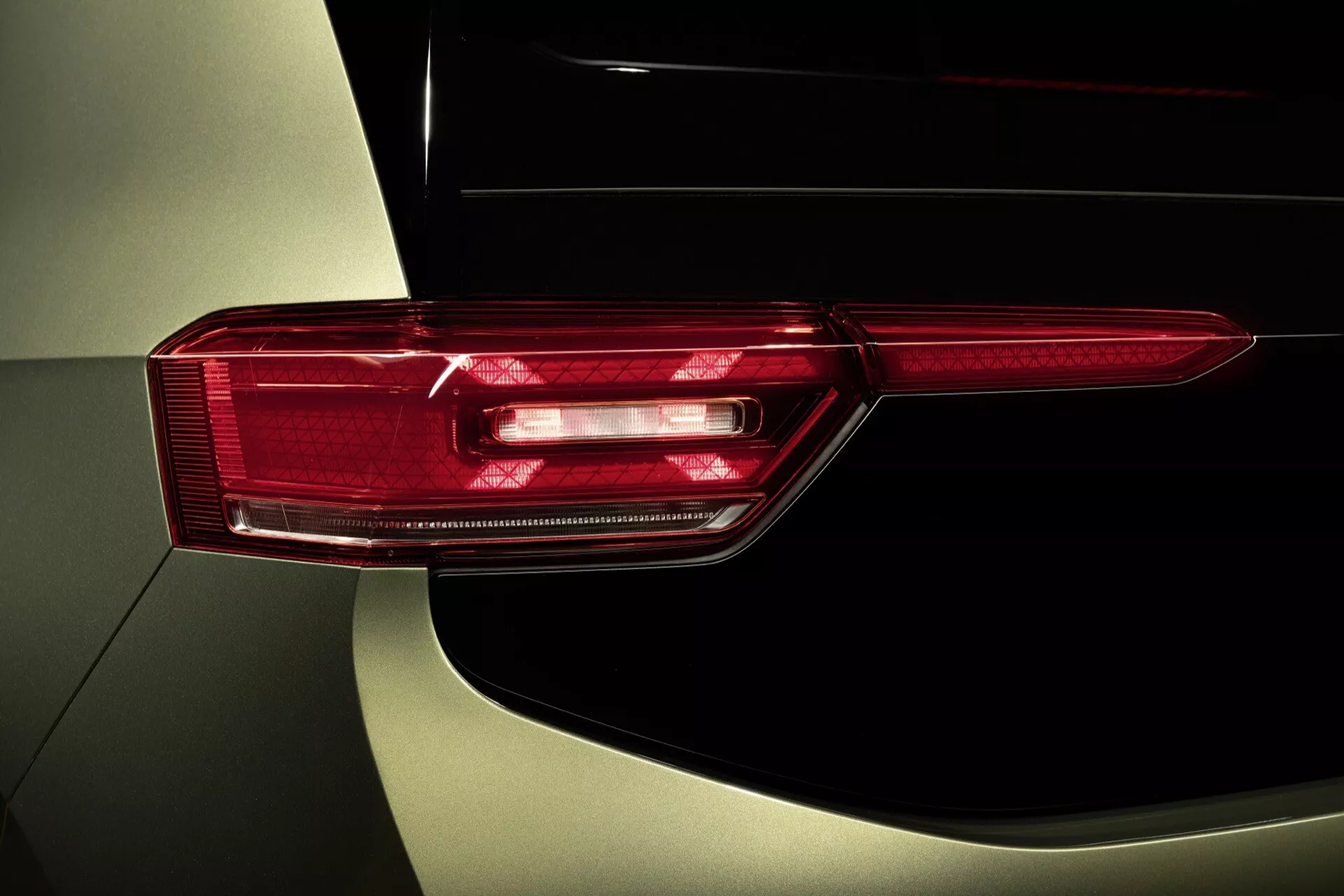 Gros plan sur le feu arrière de la VW ID.3 2023 (1ère Génération - Facelift), mettant en évidence le design LED sophistiqué et les détails intricats d'un point de vue latéral