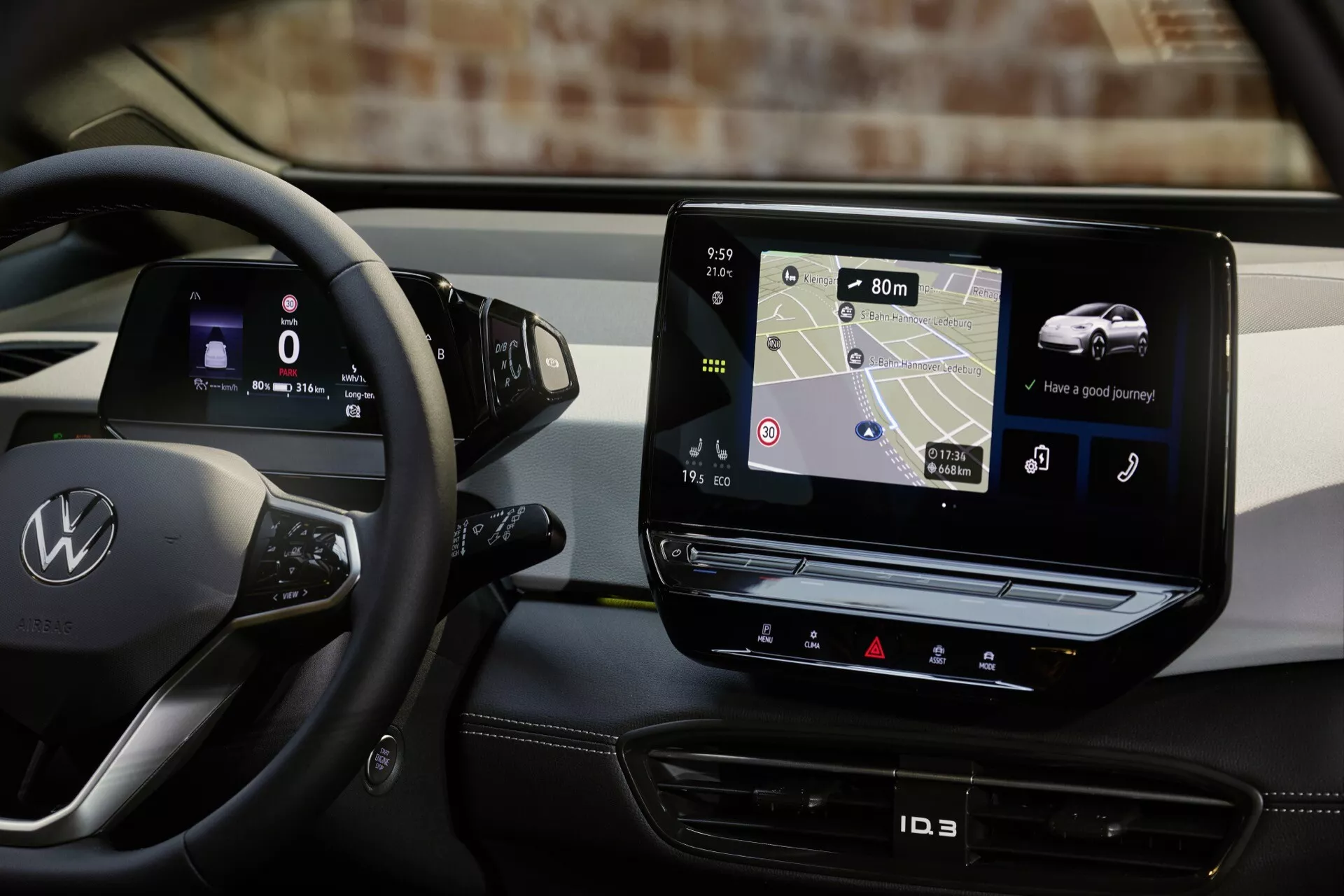 Vue intérieure de la VW ID.3 1ère Génération Facelift 2023 montrant le tableau de bord, le bloc d’instruments numérique et le système d’infodivertissement tactile avec navigation