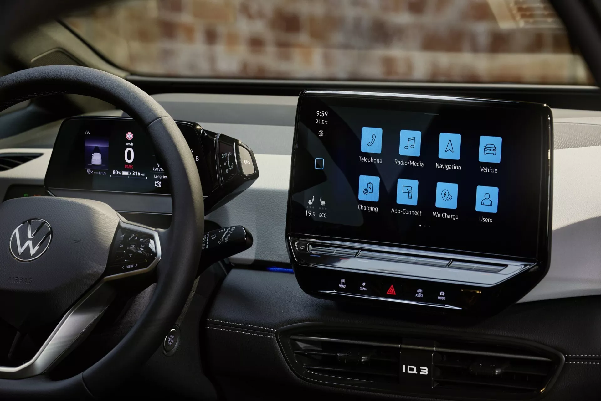Vue intérieure du VW ID.3 2023 mettant en avant la console centrale et le tableau de bord numérique du point de vue du passager, soulignant le système d'infodivertissement avancé et les éléments de design moderne et minimaliste.