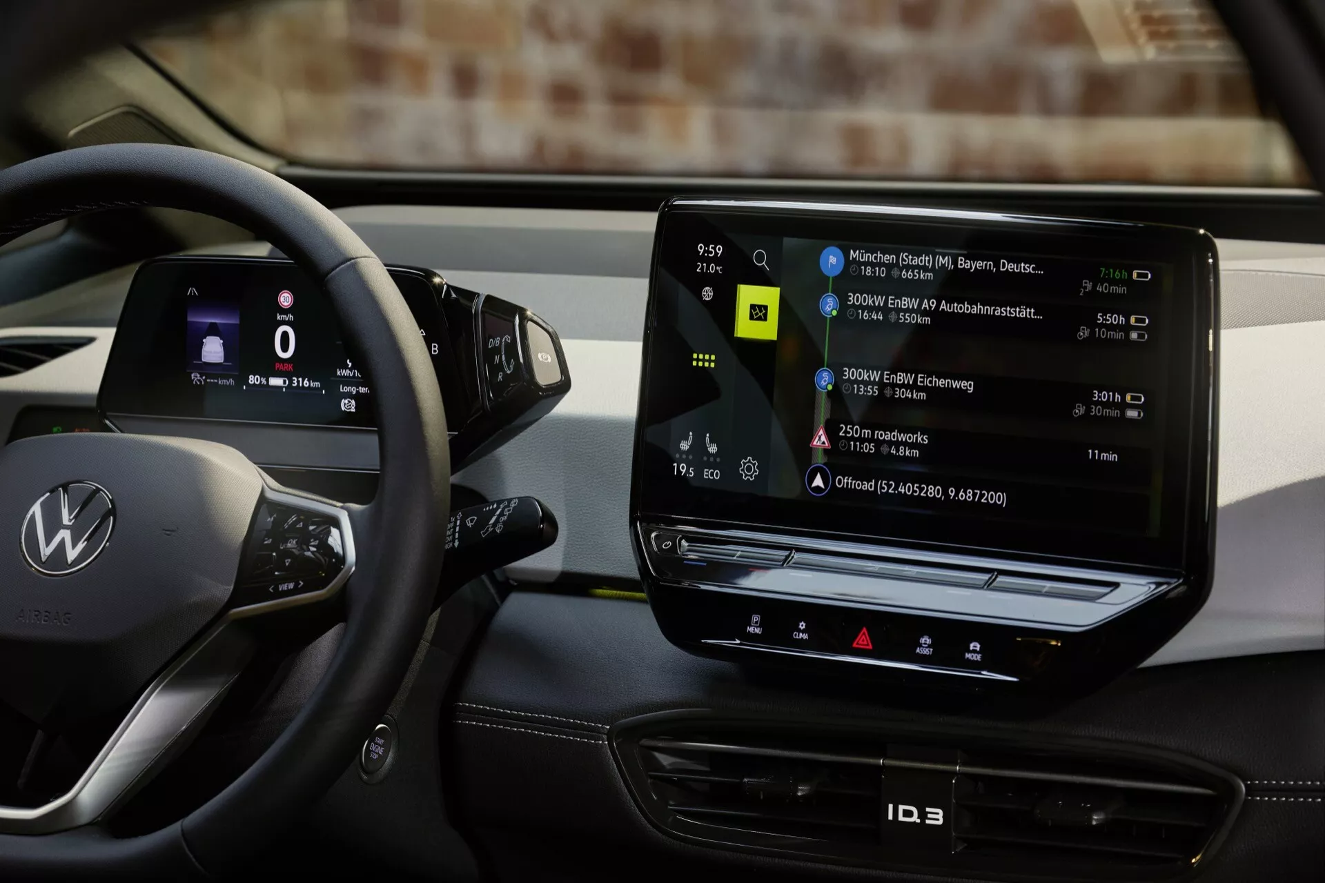Vue intérieure d'une Volkswagen ID.3 2023 montrant le côté conducteur avec volant, logo, boutons de commande, et un système d'infodivertissement tactile vertical proéminent affichant une carte des stations de charge, reflétant la technologie moderne des véhicules électriques.