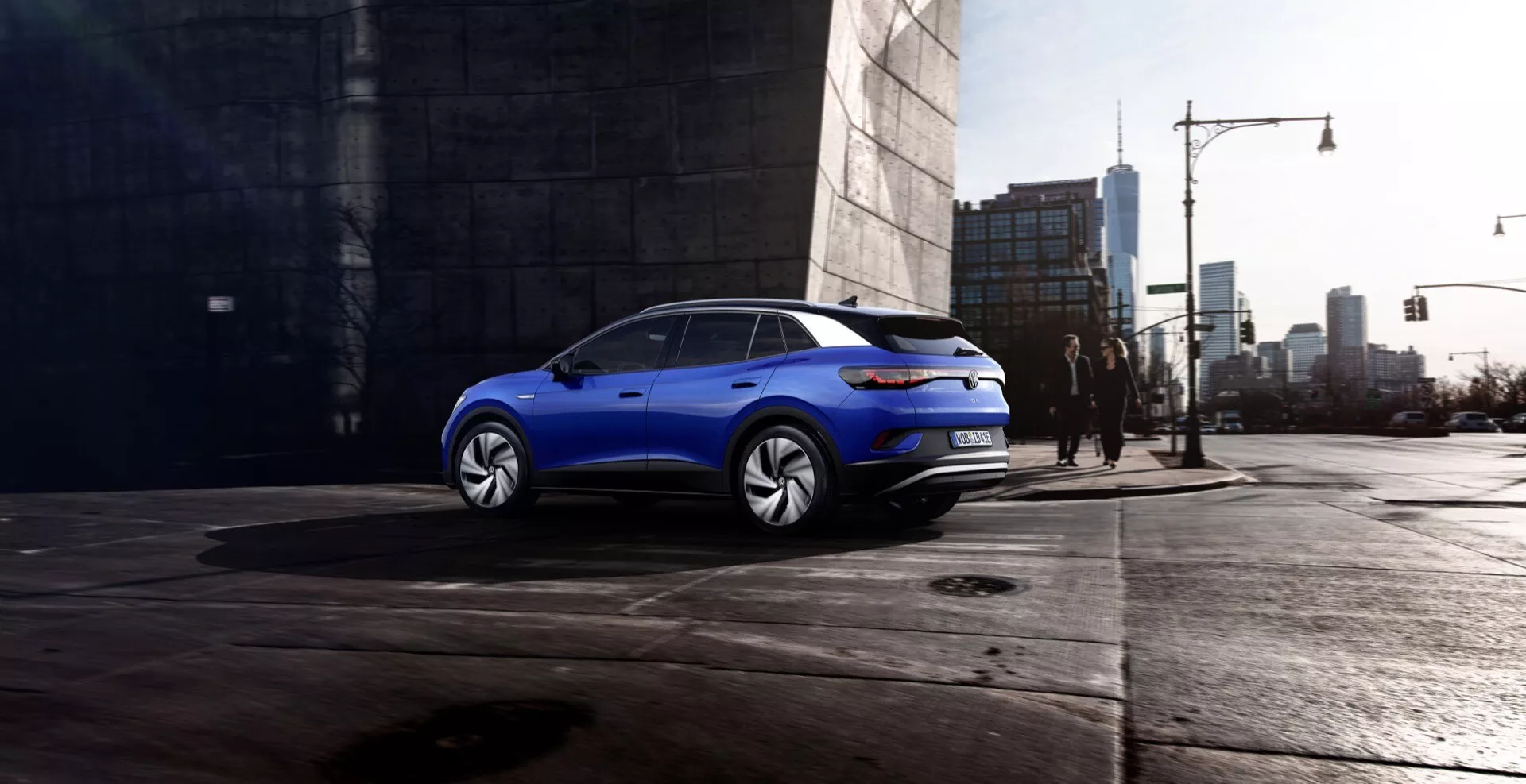 SUV électrique VW ID.4 de 1ère génération 2020 en action de conduite dynamique, présentant son design élégant et sa technologie électrique innovante