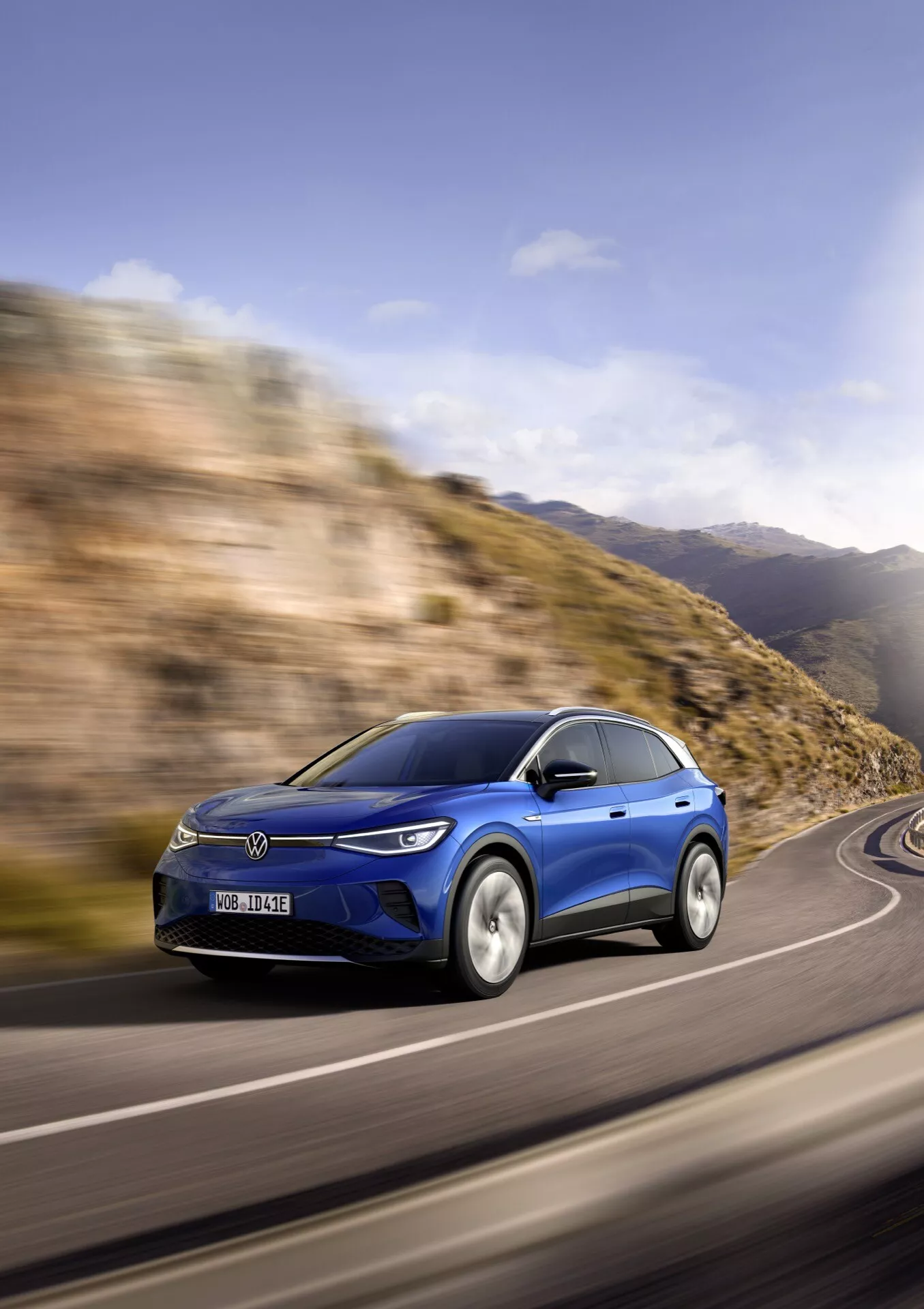 Volkswagen ID.4 de 1ère génération 2020 en argent séduisant, mettant en avant son design élégant, sa carrosserie aérodynamique et sa technologie électrique innovante
