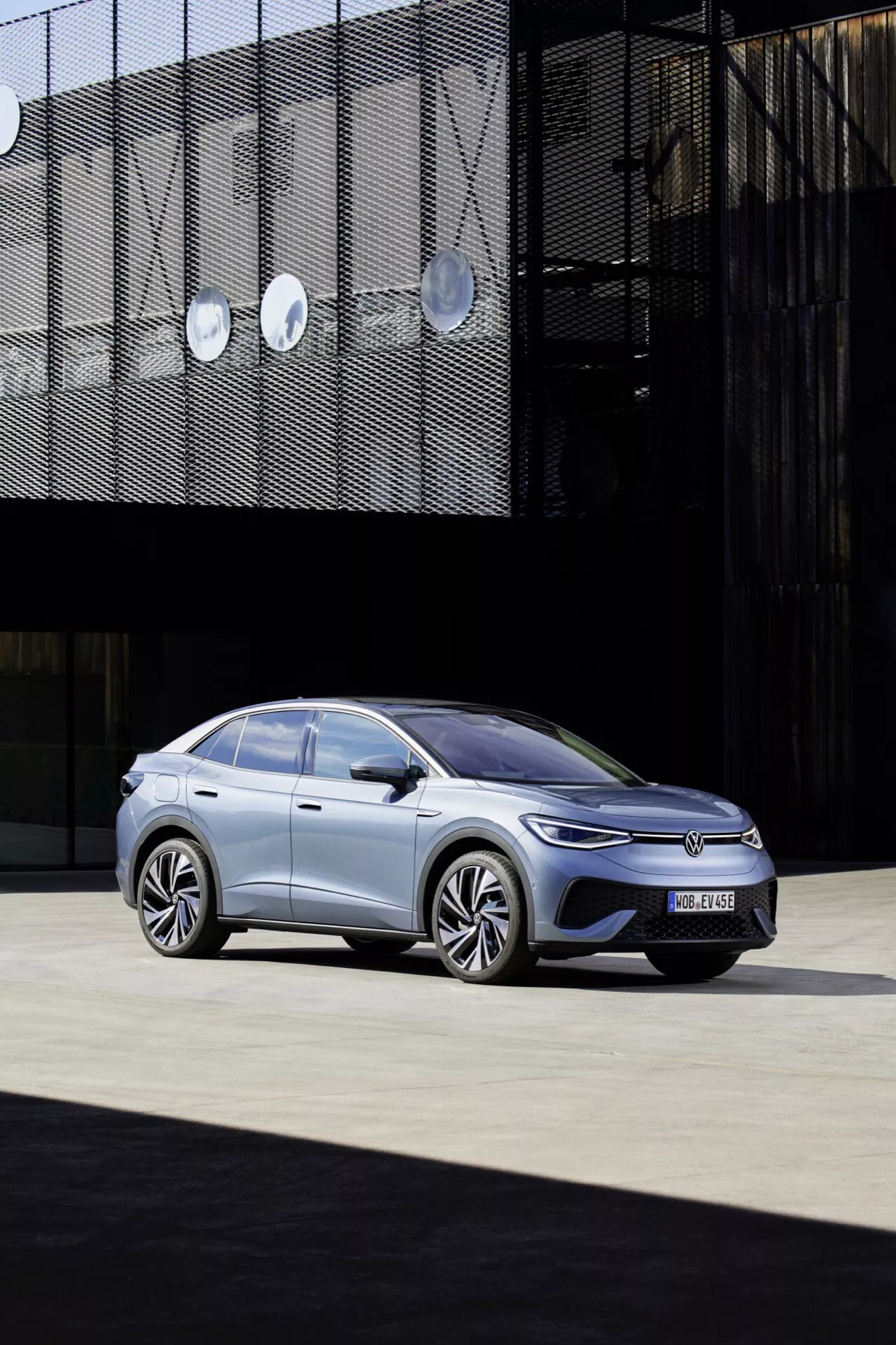VW ID.5 2022 première génération, SUV électrique, design élégant et moderne avec des lignes nettes, calandre distinctive, phares à LED et intérieur spacieux avec des fonctionnalités technologiques avancées