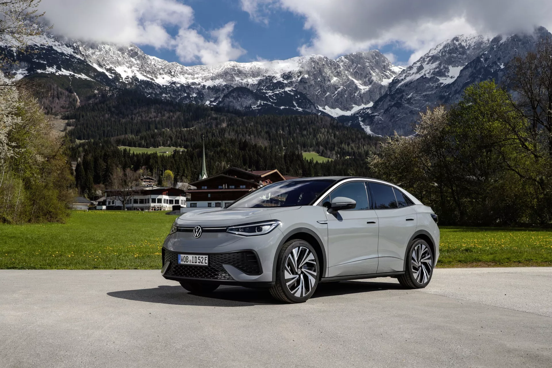 Vue latérale de la Volkswagen ID.5 de première génération 2022, mettant en avant son design aérodynamique élégant, son système d’éclairage avancé et ses courbes modernes dans un cadre urbain sophistiqué.