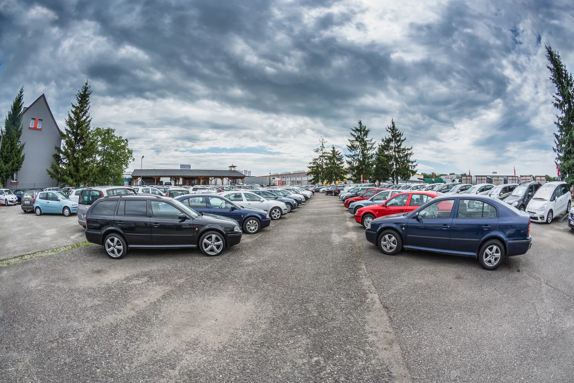 SUV compact VW Taigo 2021 en bleu métallique roulant sur l'autoroute sous un ciel dégagé