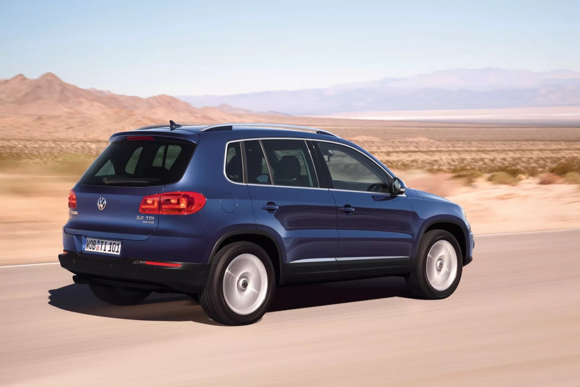 VW Tiguan 2007 en mouvement, présentant son design moderne de SUV avec une vue arrière trois quarts mettant en évidence le profil latéral du véhicule, le design arrière, les phares LED et les fonctionnalités technologiques