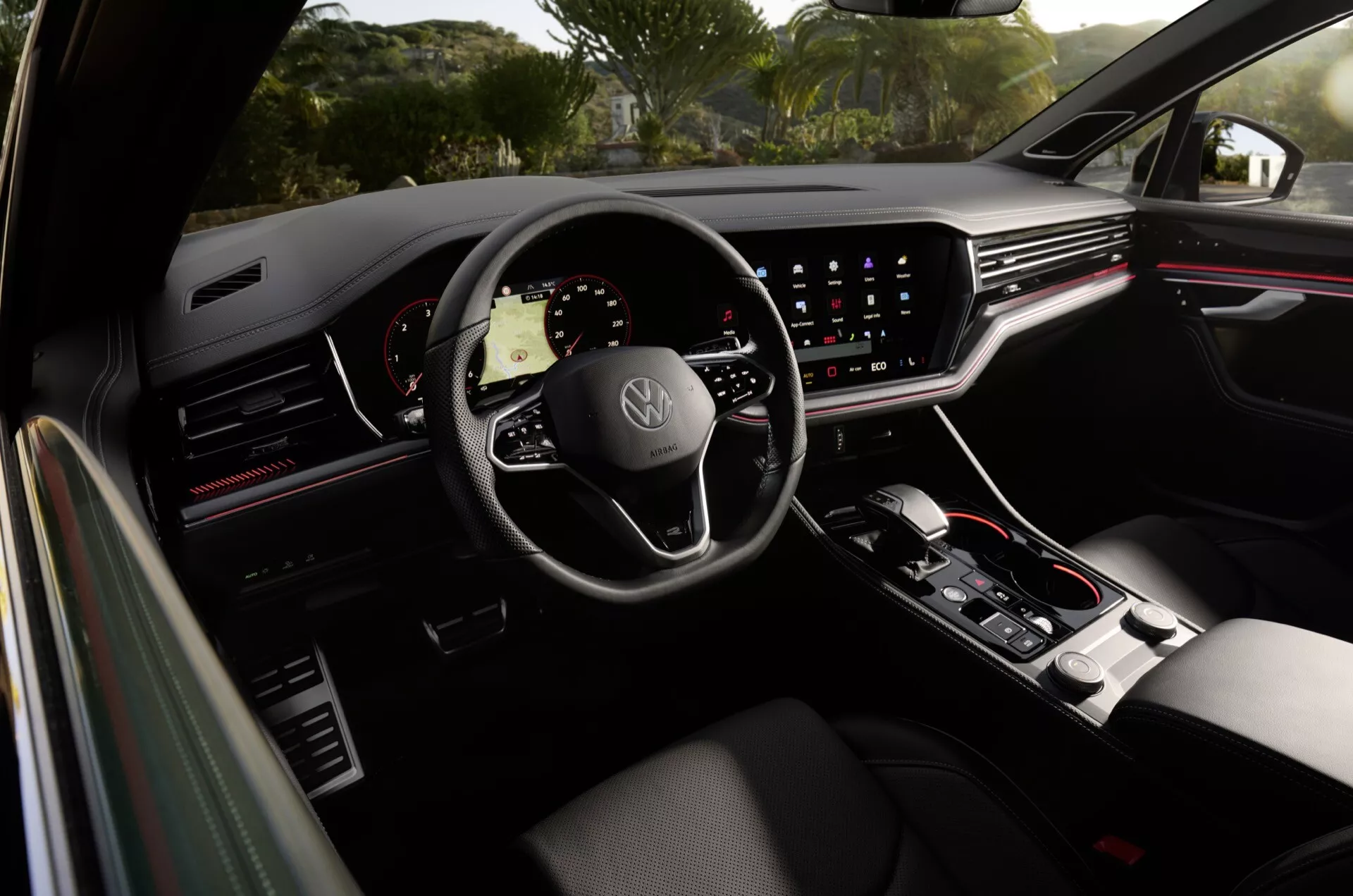 Intérieur du VW Touareg 2023 (III Facelift) axé sur le point de vue du conducteur avec tableau de bord numérique, volant multifonctions et grand écran d'infodivertissement