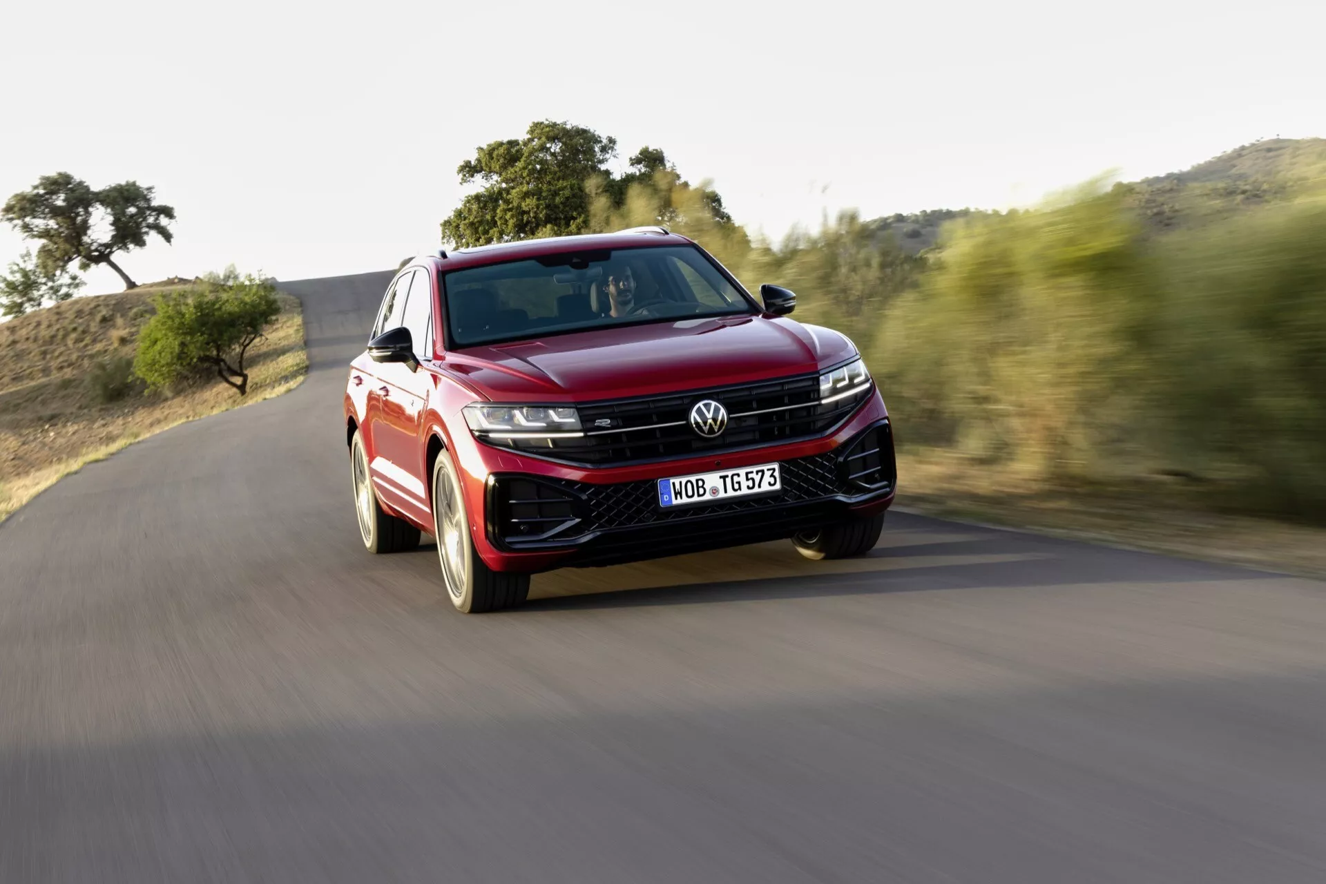 Modèle VW Touareg III Facelift 2023 en mouvement, montrant un design élégant et des fonctionnalités modernes