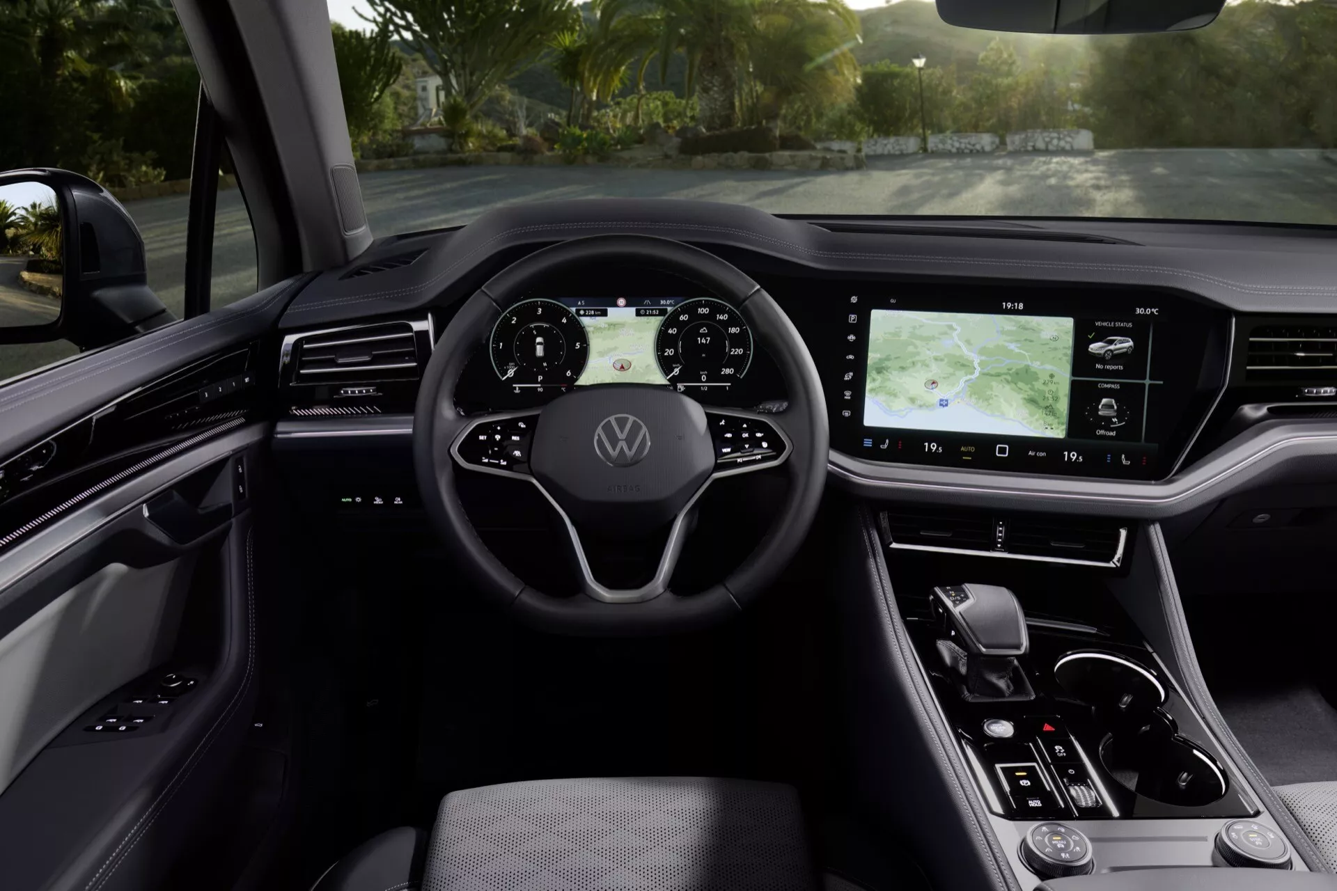 Vue intérieure du VW Touareg 2023 (III-facelift) depuis le siège conducteur montrant le tableau de bord numérique, le volant avec commandes, et le système d'infodivertissement tactile