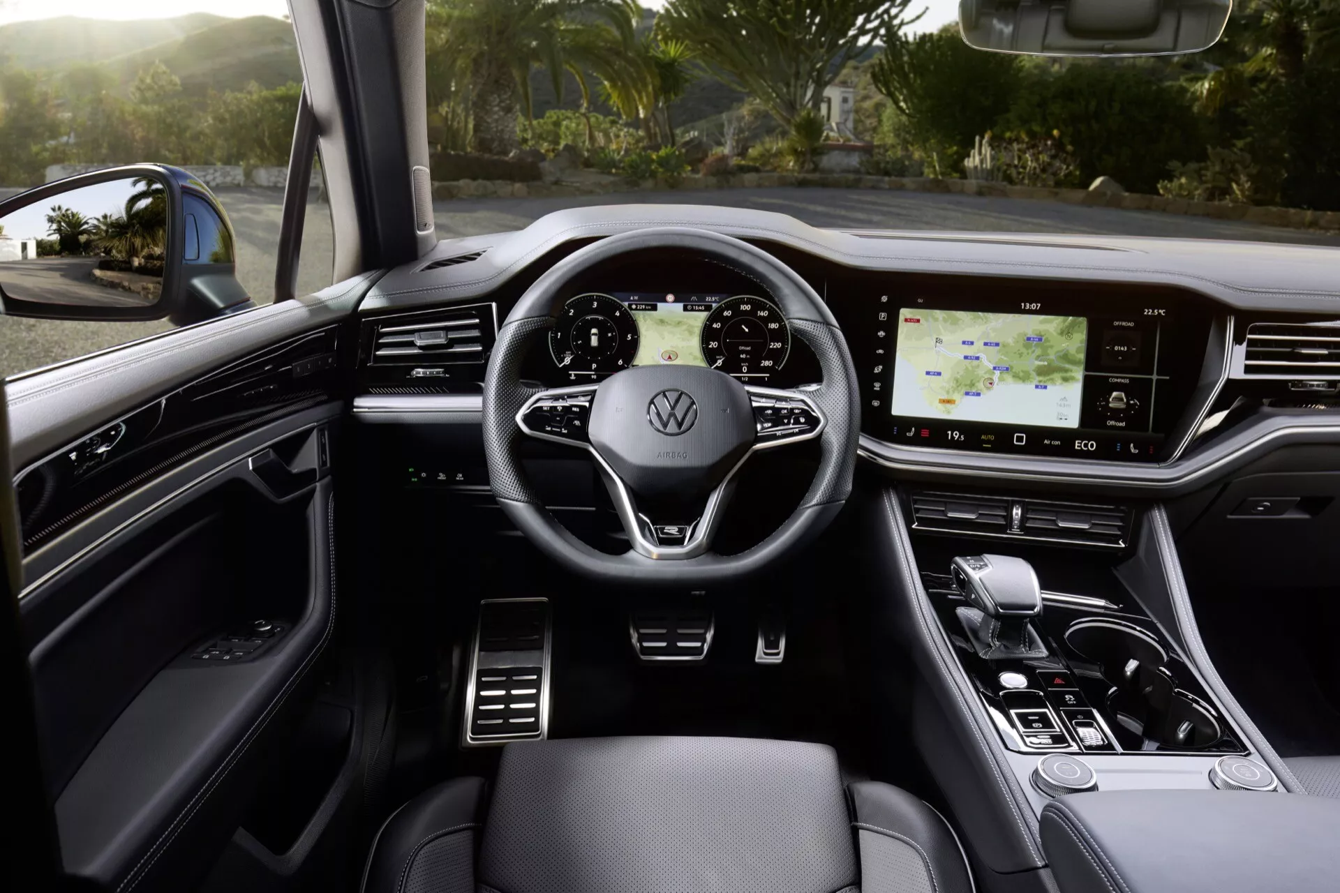 Vue intérieure du Volkswagen Touareg 2023 depuis le siège arrière montrant le Tableau de Bord Numérique, Volant Multifonctions, Système d'Infodivertissement Tactile et Caractéristiques Luxueuses
