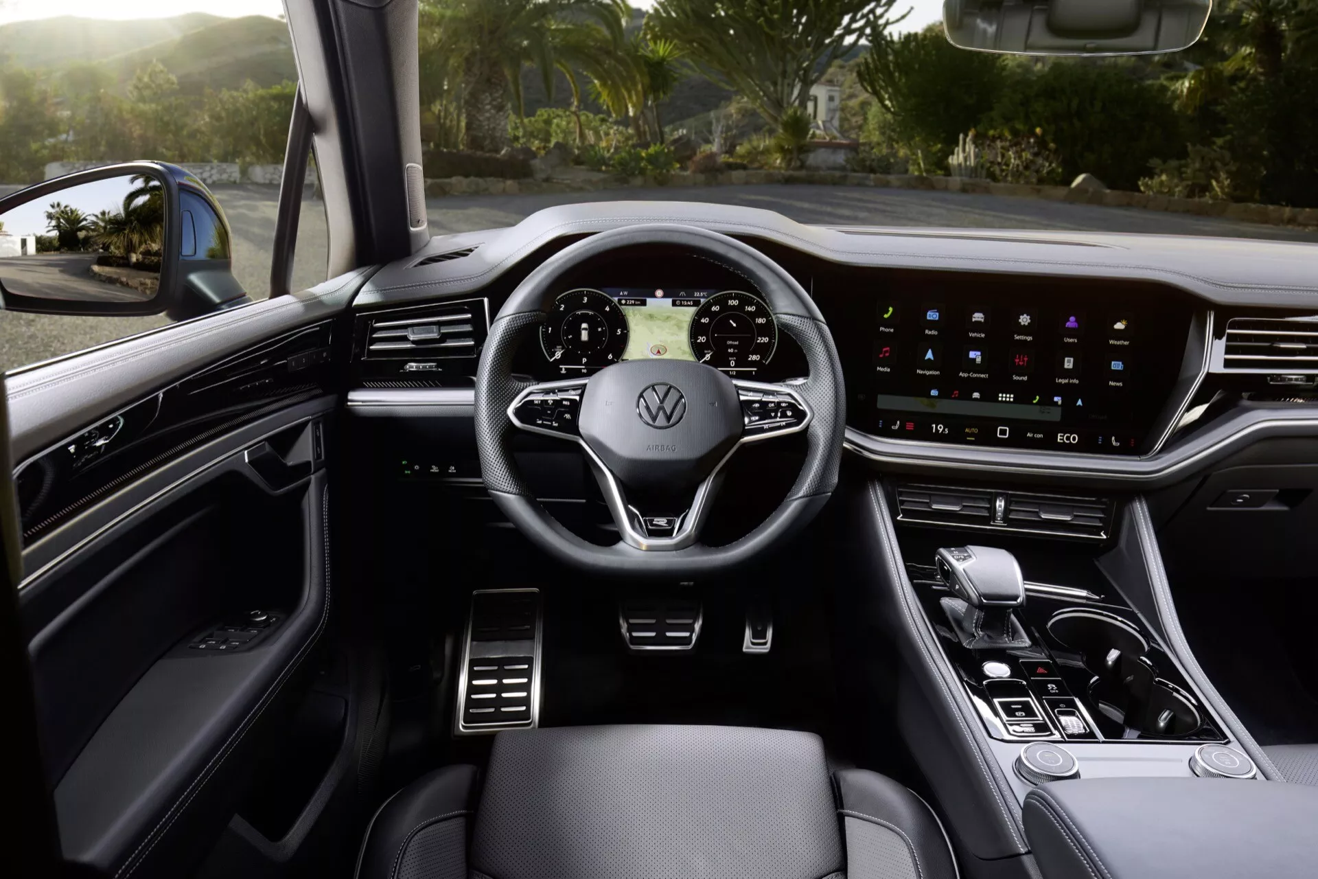 Vue intérieure du VW Touareg 2023 axée sur la perspective du conducteur incluant un volant multifonction, un large écran tactile sur le tableau de bord et des finitions en matériaux haut de gamme