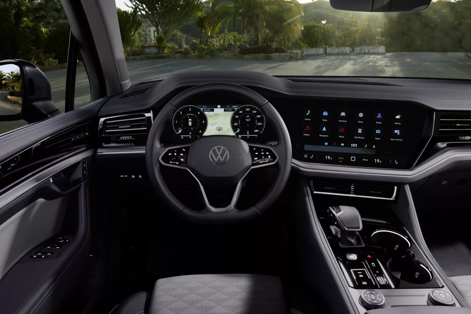 Intérieur du Volkswagen Touareg 2023 présentant un tableau de bord numérique, un volant multifonction et un système d'infodivertissement tactile avancé du point de vue du conducteur