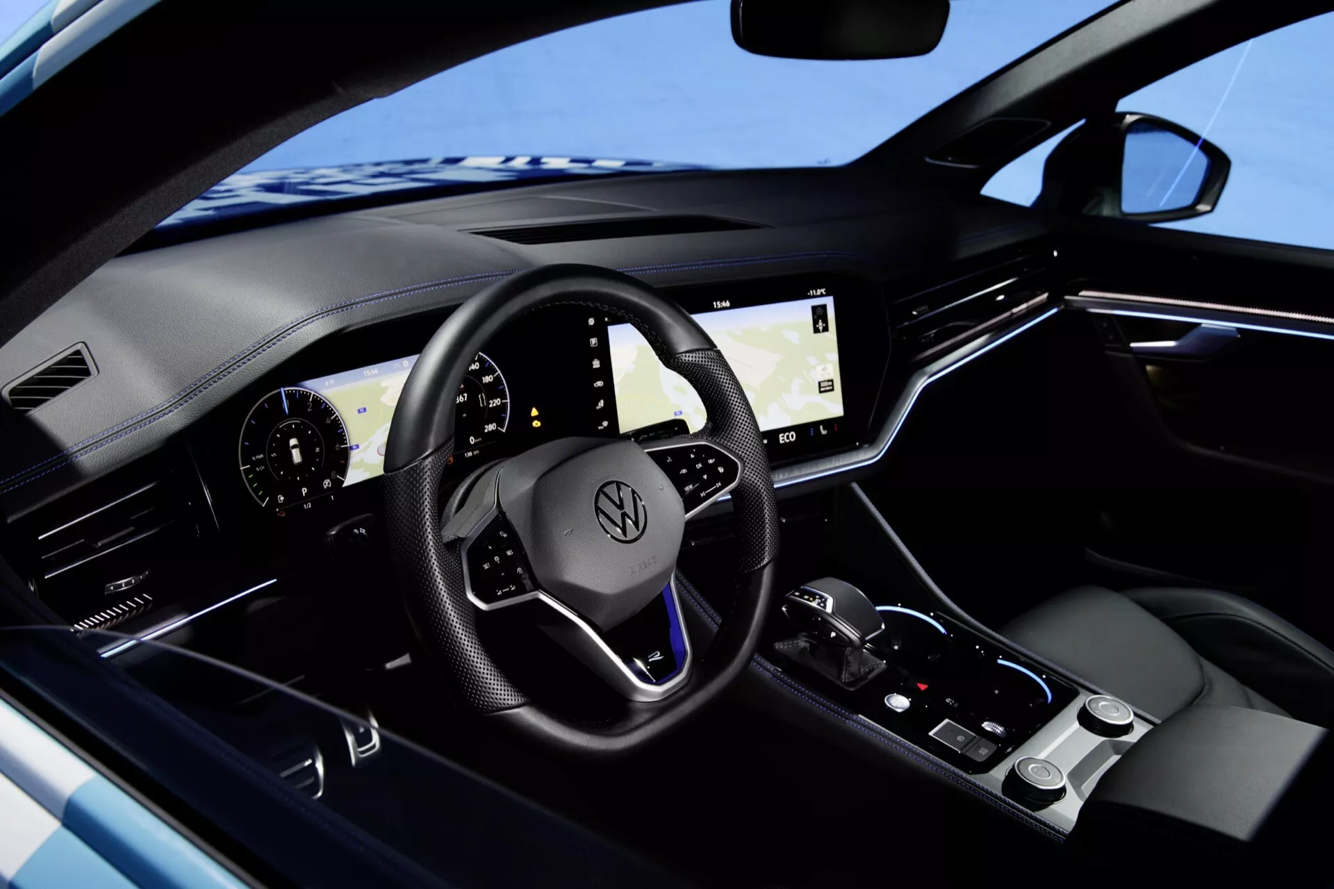 Intérieur du VW Touareg 2023 avec Tableau de Bord Haute Technologie Avec Affichages Numériques et Commandes Tactiles, Finition Sombre Luxueuse Avec Accents Métalliques, et Console Centrale Élégante