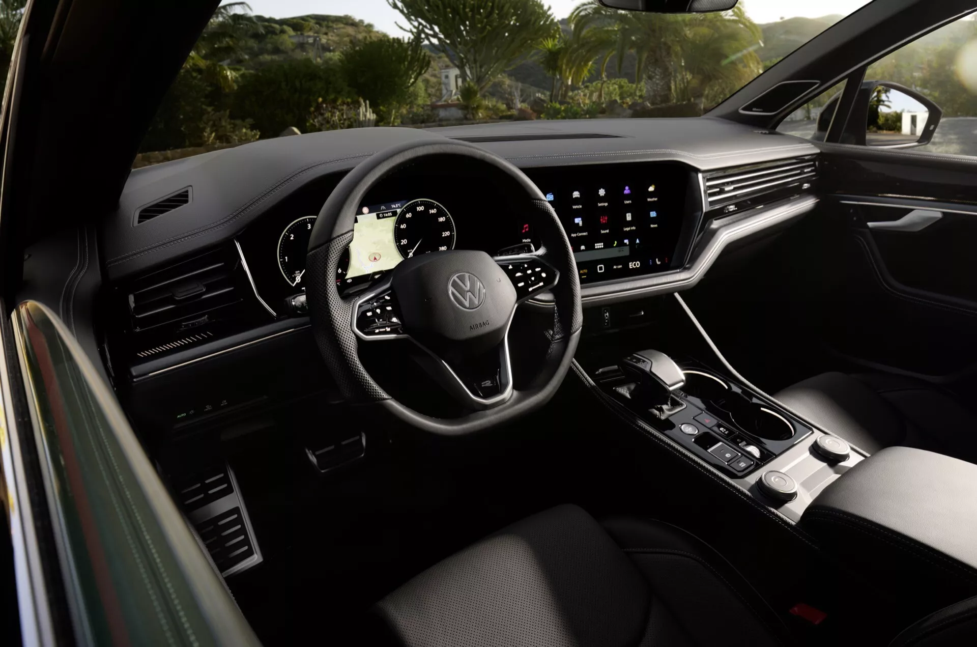 Vue intérieure du VW Touareg 2023 depuis le siège arrière, présentant tableau de bord numérique et système d'infodivertissement tactile